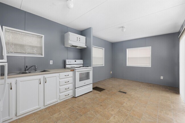 Photo - 5015 39th St E