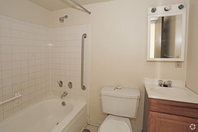 2BR, 1BA - 815 SF