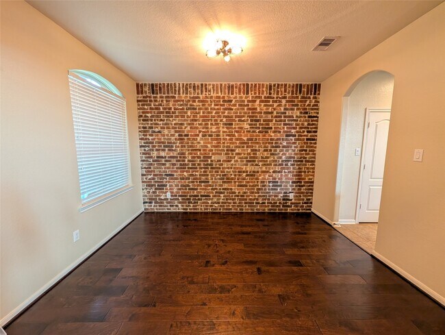 6614 Hunters Creek Ln
