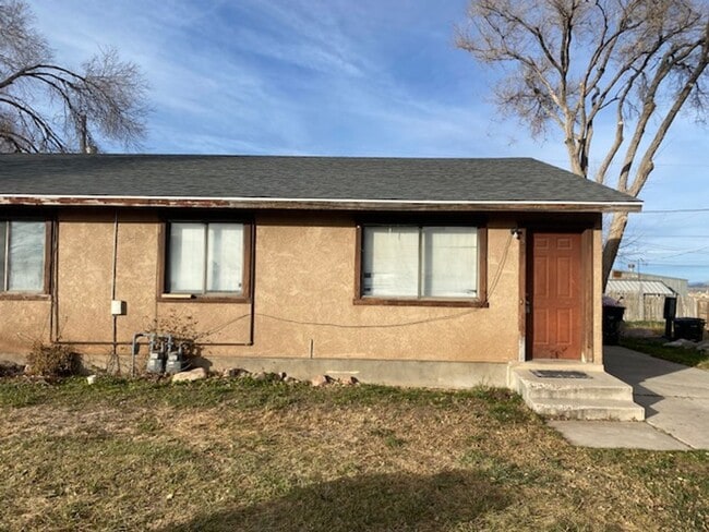 Building Photo - 2 Bedroom, 1 Bathroom Twin Home