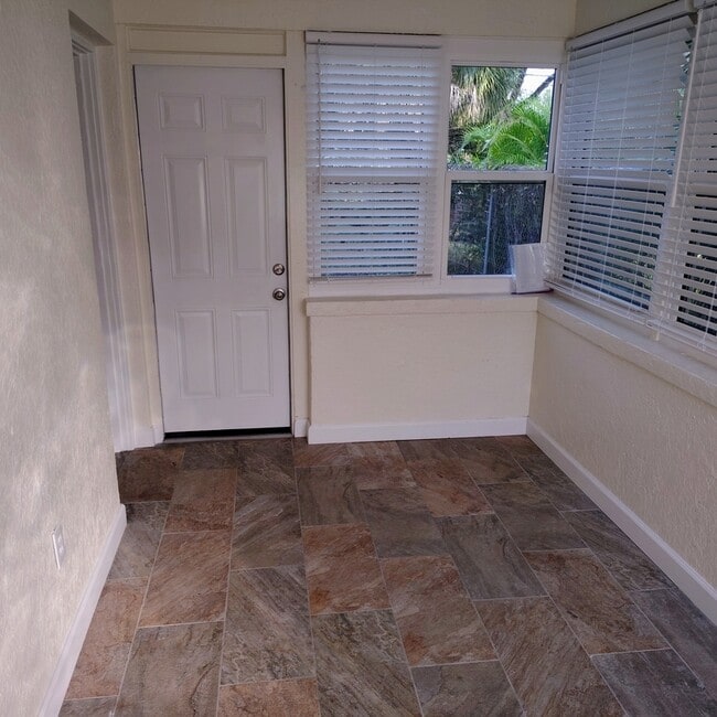 Photo - 2230 Grove St S