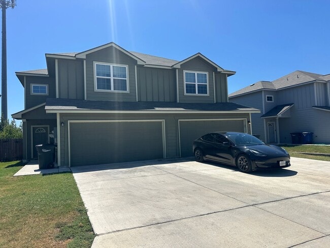 Building Photo - Town home for rent