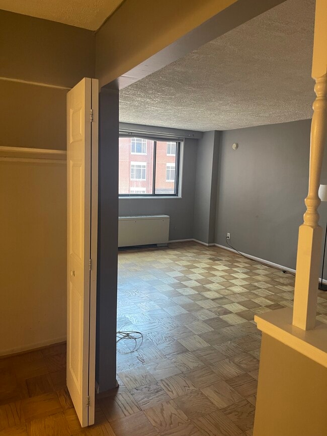 Vestíbulo que conduce a la sala de estar principal - 1420 N St NW Unidad 515