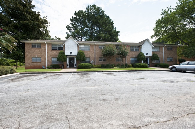 Midway Manor Apartments - Sky at Eastlake 2