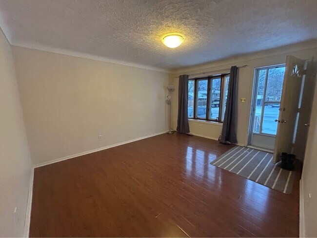 Photo - 1035 Connaught Crescent