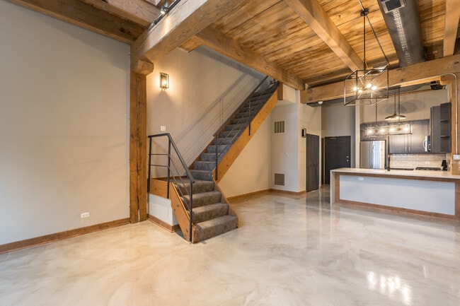 Sheffield Lofts - 3110 N Sheffield Ave