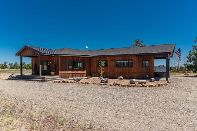 Photo - Luxury Home for Rent – Expansive Acreage, ...