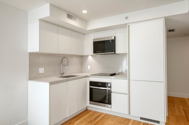 Building Photo - 3460 Rue Peel Unit 806