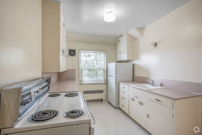1BR, 1BA, - 613SF - Kitchn - Parkview Apartments