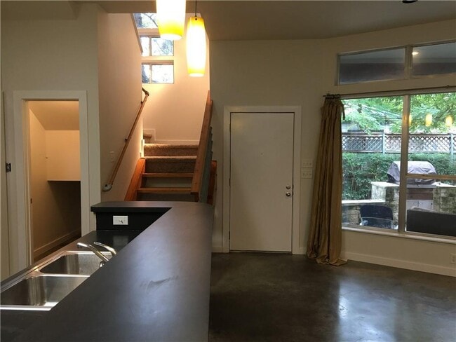 Photo - 707 E 47th St