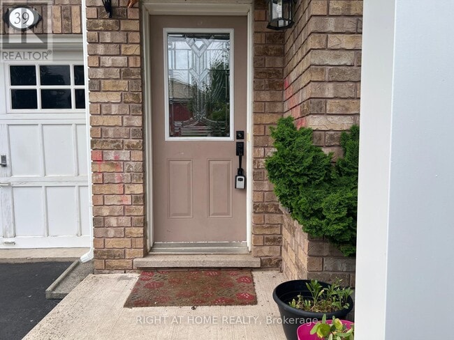 Photo - 39 Golden Iris Cres