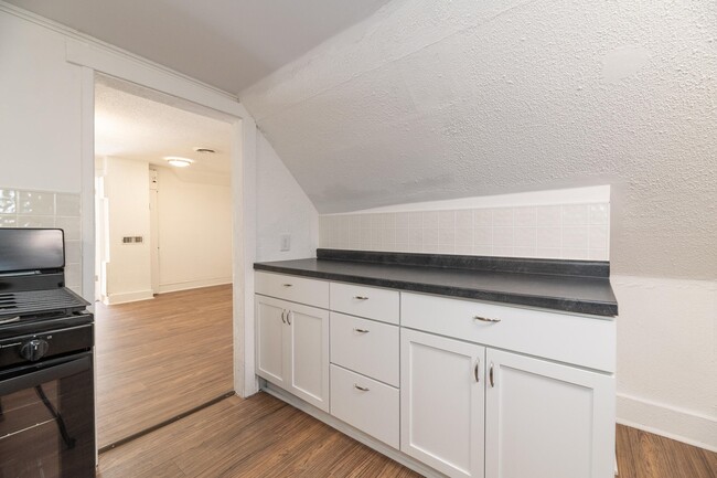 kitchen - 1221 Wells Pl Unit 2