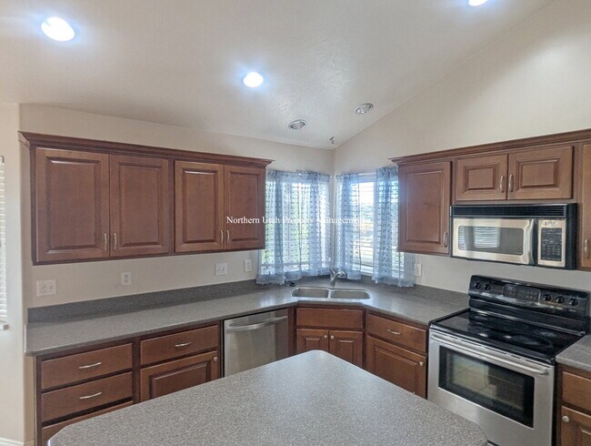 Photo - 4-Bed, 3.5 Bath Home with Scenic Views in South Ogden