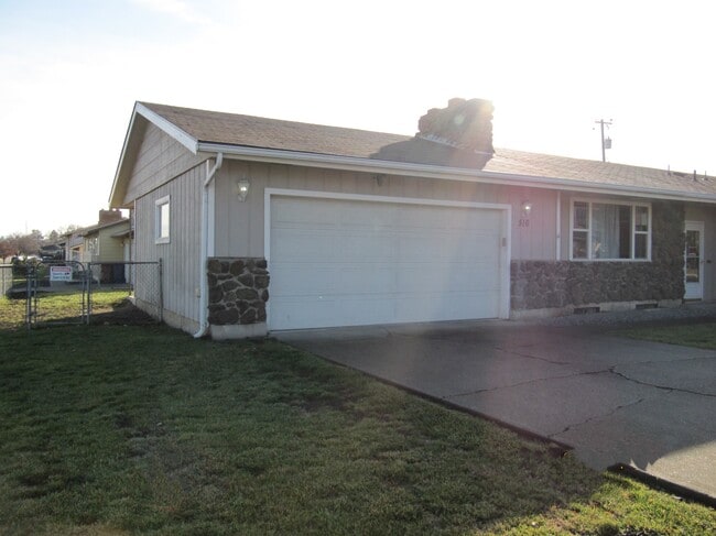 Building Photo - 516 E Wedgewood Ave