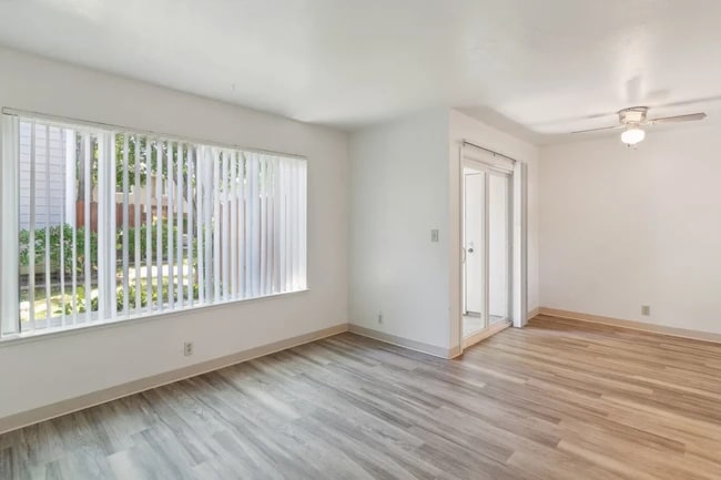 Building Photo - La Loma Terrace Rental