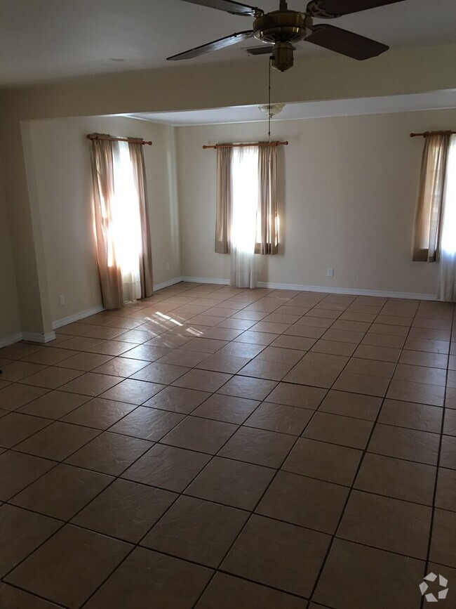 Building Photo - 3 bed 1 bath for rent Rental