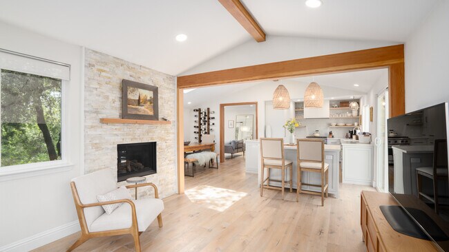 Nuestra vida de concepto abierto permite interacciones fluidas y momentos compartidos. - 17320 Keaton Ave