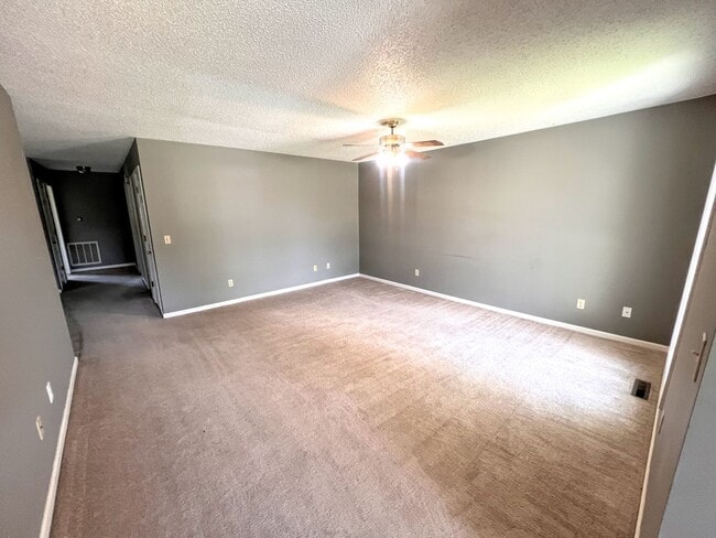 Building Photo - 1404 Valleywood Dr Unit A Rental