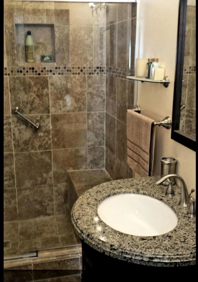 Ensuite bathroom for master - 4909 W 119th St