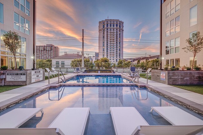 Resort Style Pools - 6th and Main Apartments