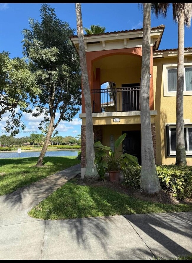 Building Photo - 1005 NE 34th Ave Unit 201