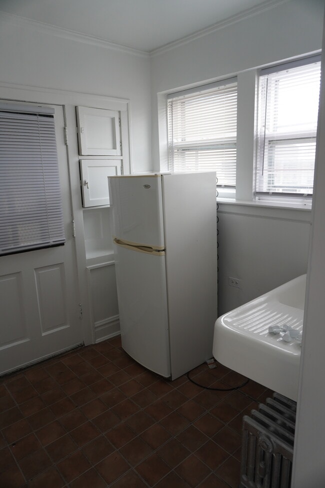 Building Photo - 6226-32 W Cermak Rd Unit 2144-E2