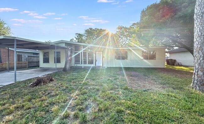Building Photo - 5826 Burr Oak Dr Rental