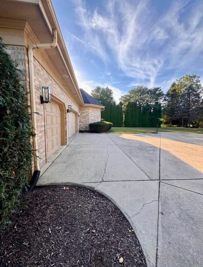 Photo - 8S210 Stonehedge Dr