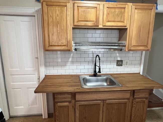 Photo - Spacious 5/6 Bedroom/ 2 Bath House for Rent