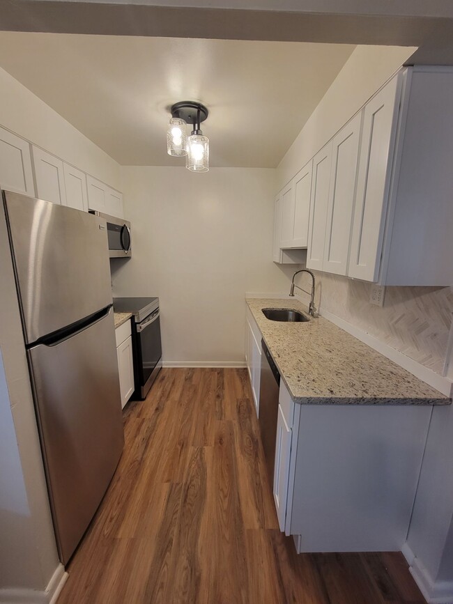 Renovated 1 Bedroom - 109-Rosewood Apartments