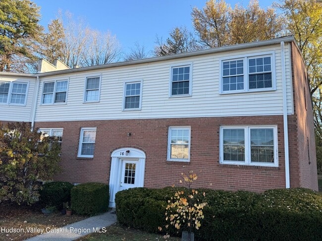 Building Photo - 16 Huguenot St