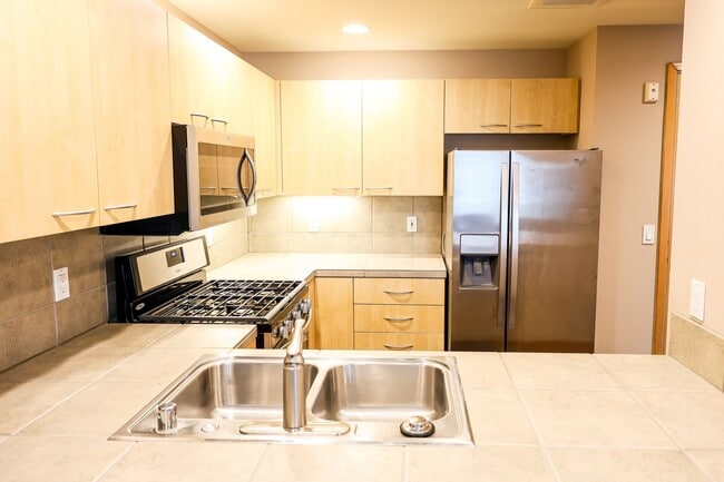 Building Photo - Charming 1 bdrm 1 bath Condo in Downtown V...