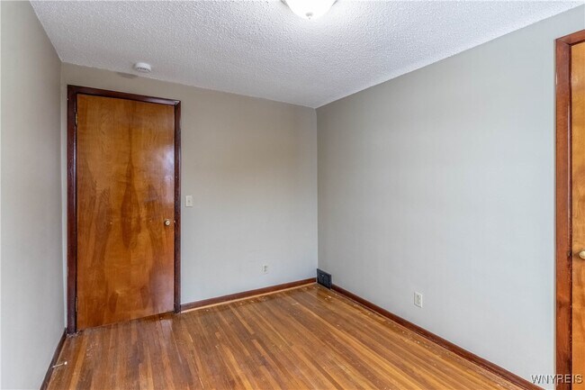 Photo - 194 Boncroft Dr