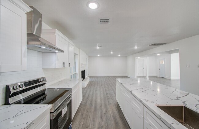 Photo - 595 River Plantation Dr