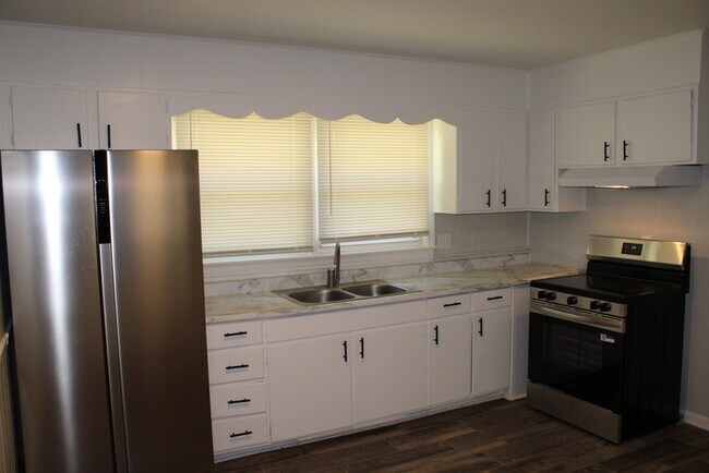 Photo - Spacious 3 Bedroom and 1 full bath home in...