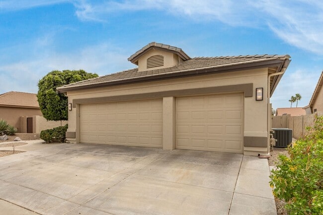 Photo - Long term rental in Oakwood with private pool