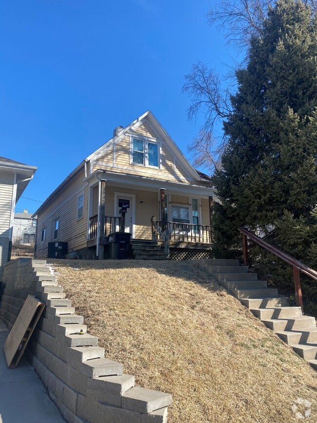 Building Photo - Updated 4 bed 1.5 Bath in Omaha Rental