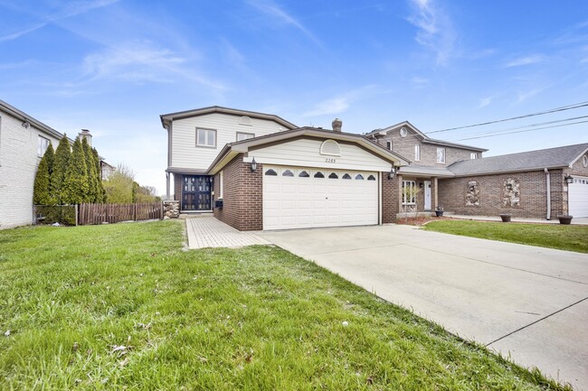 Building Photo - 2265 Eastview Dr Rental