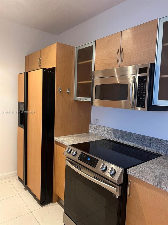 Building Photo - 2775 NE 187th St Unit 310