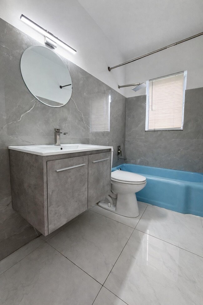 Photo - 1942 Funston St Unidad 1-5