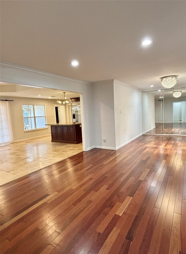 Photo - 729 Camelot Ln