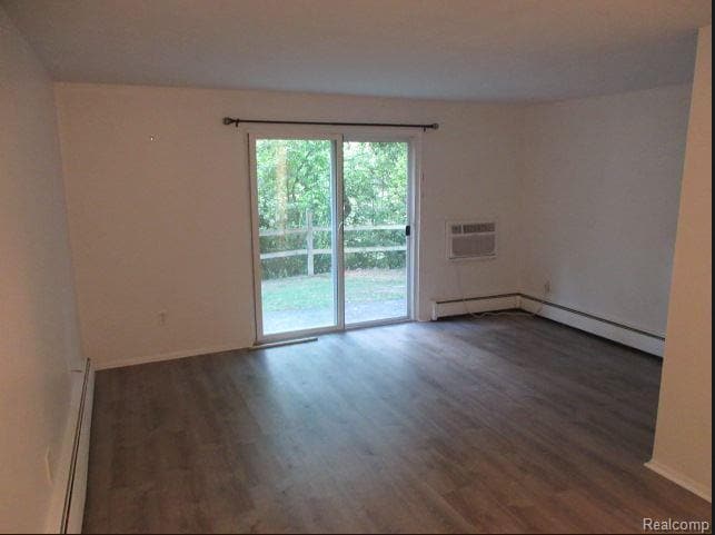 Photo - 31831 Grand River Ave Unidad 70