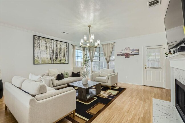 Photo - 1016 Thackeray Ln