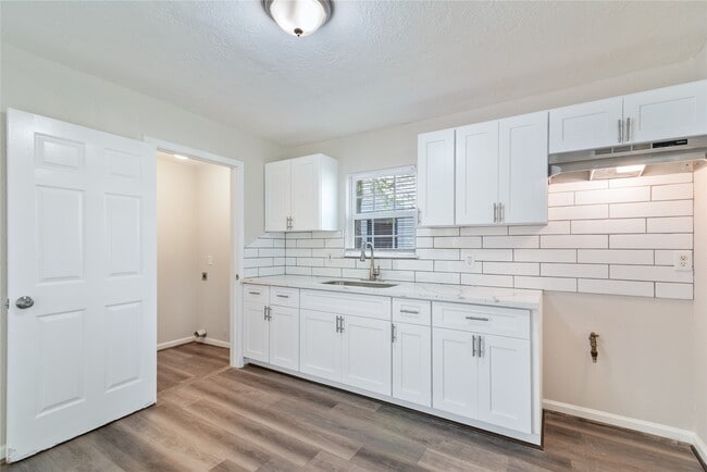 Photo - 5825 Southurst St