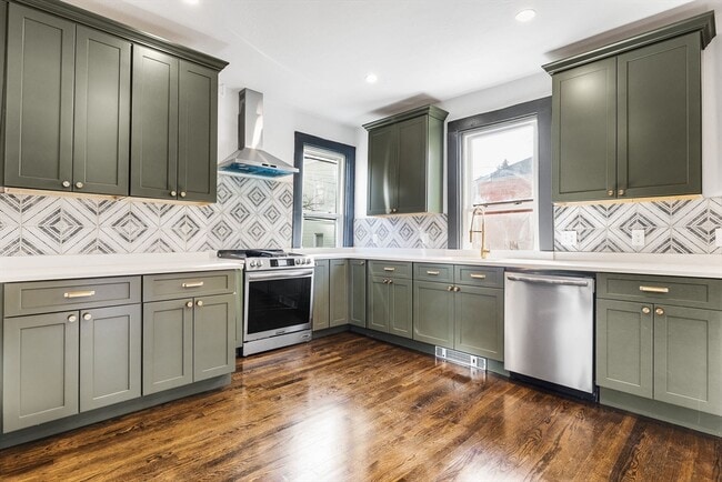 Building Photo - 10 Carlton St Unit 1