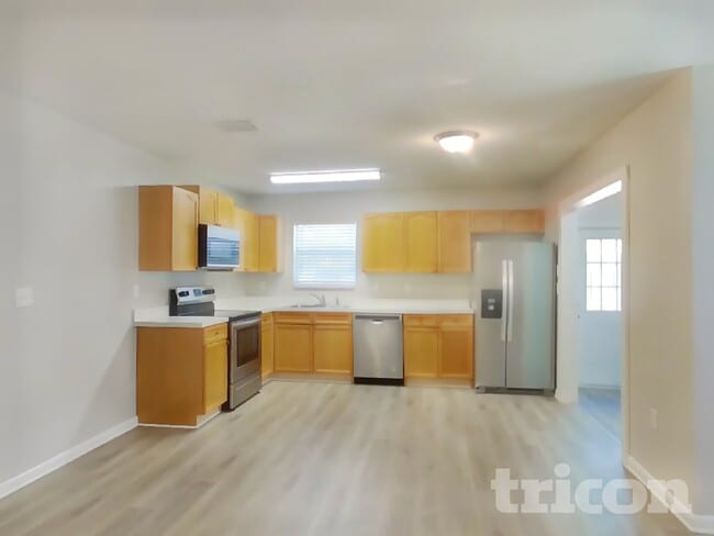 Photo - 2122 Center Way