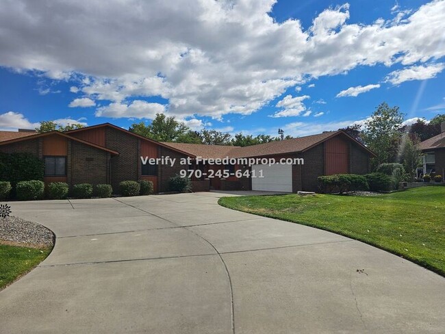 Building Photo - 2703 Crossroads Blvd Unit #B