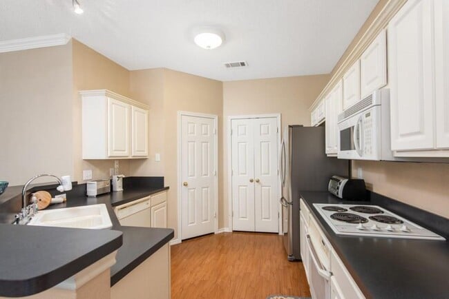 Building Photo - Discover Your Ideal Home: Perfectly Located, Impeccably Maintained