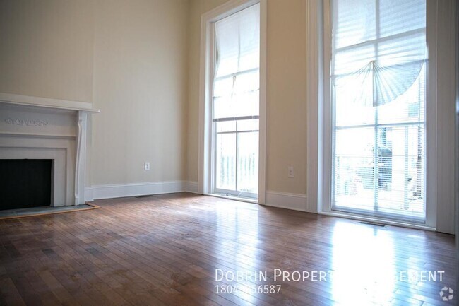 Building Photo - HUGE Renovated 3 BD with SUNROOM: Close to... Unit B Rental