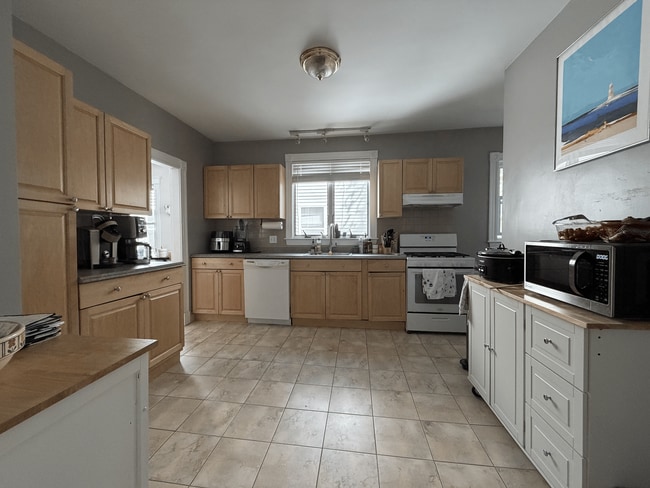 Building Photo - 170 Fellsway W Unit 2